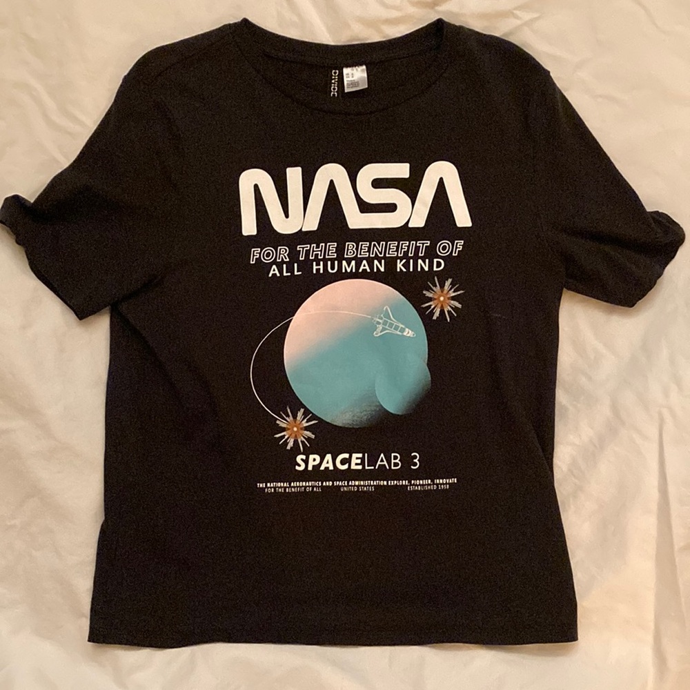 DIVIDED graphic t-shirt.